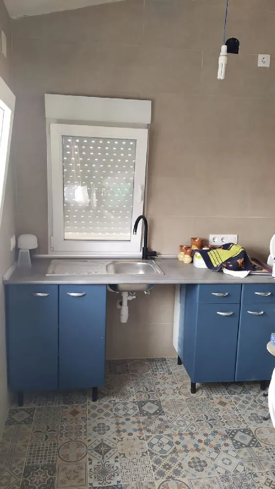 Montaje de una cocina pequeña con muebles reutilizados