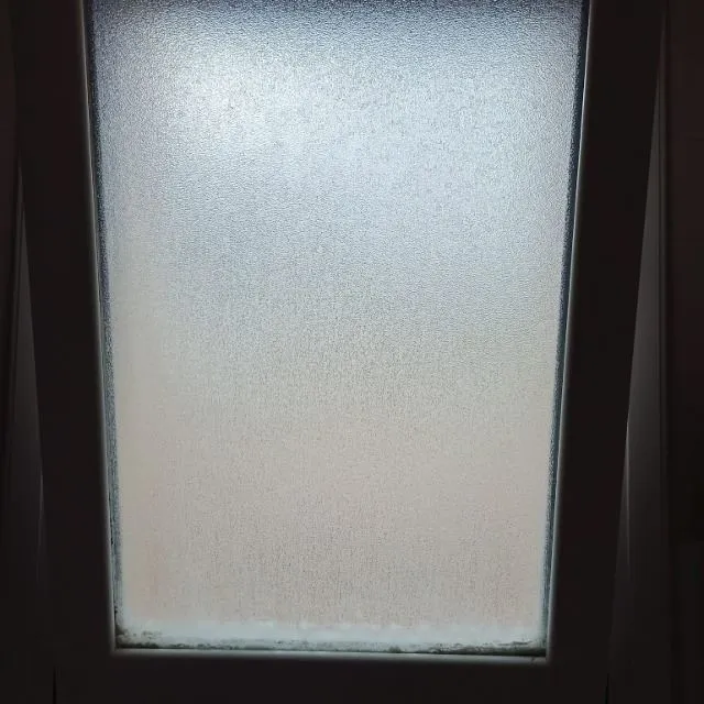 Como se puede desmontar esta ventana de baño?