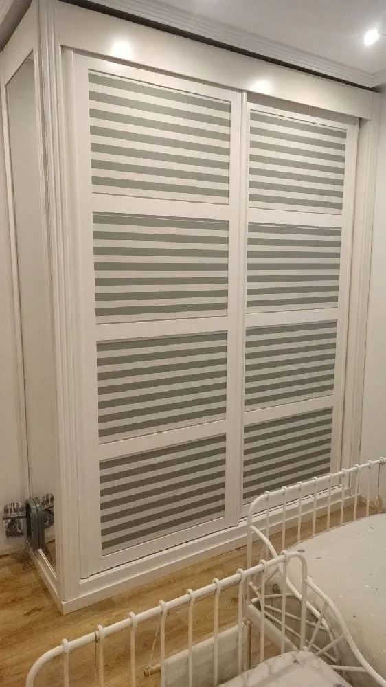 Cambio de imagen de un armario ropero con papel pintado