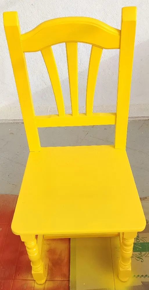 Actualizar el color de una silla con tonos amarillos