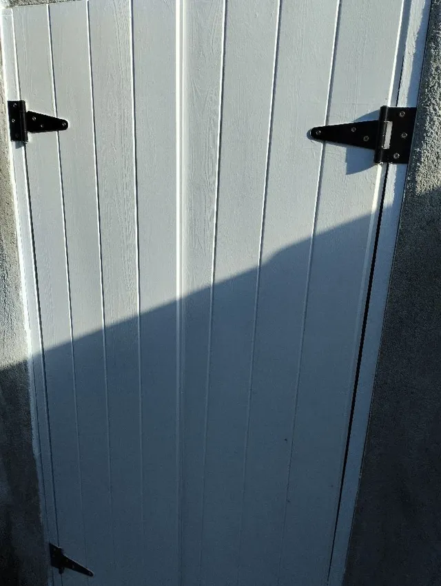 DIY de contraventanas para puerta exterior con friso de madera