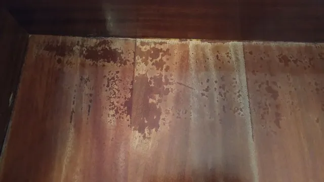 Manchas de humedad ? tras barnizar suelo de madera con barniz sintético al poliuretano.