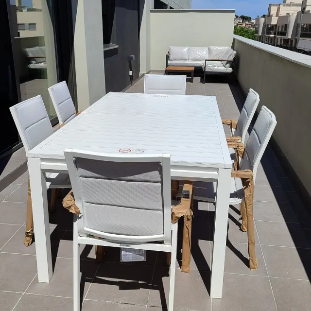 Terraza con pérgola bioclimática, chill-out y mini huerto.