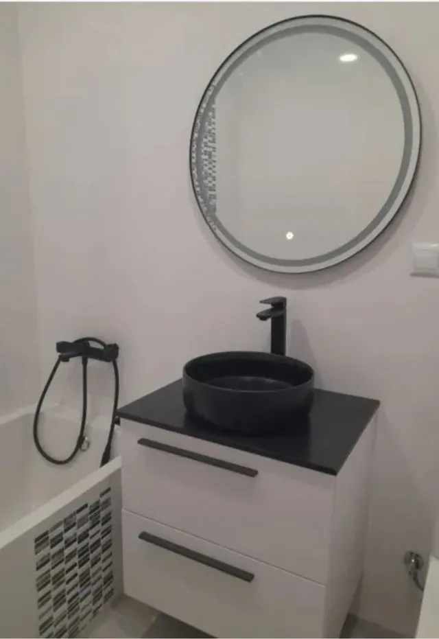 Renovación de baño blanco y negro