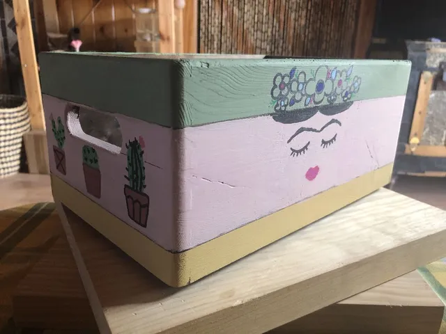 Caja de madera decorada con pintura Chalk Paint