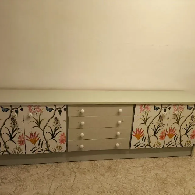 Transformación de un viejo mueble con pintura a la tiza y papel pintado