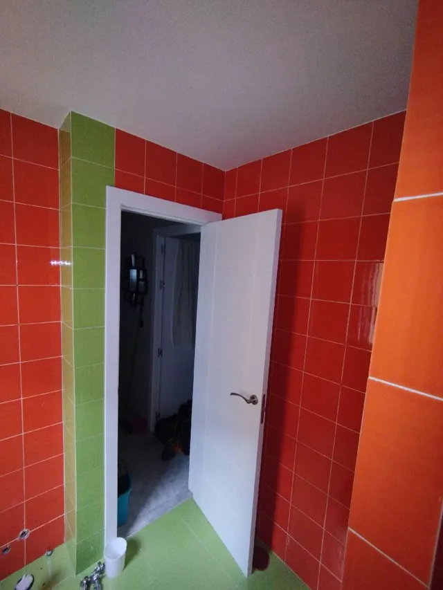 Restaurado los azulejos de colores del baño