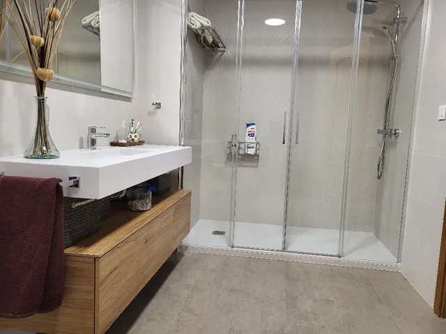 Un cuarto de baño grande, actual y acogedor