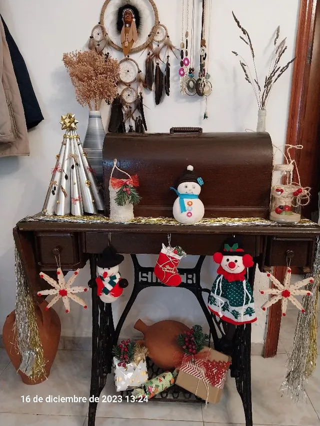 Mi Maquina de coser antigua decorada para Navidad.