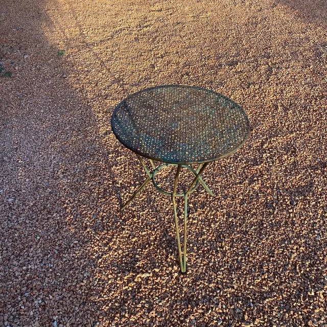 Rascado y pintado de mesita antigua de jardin