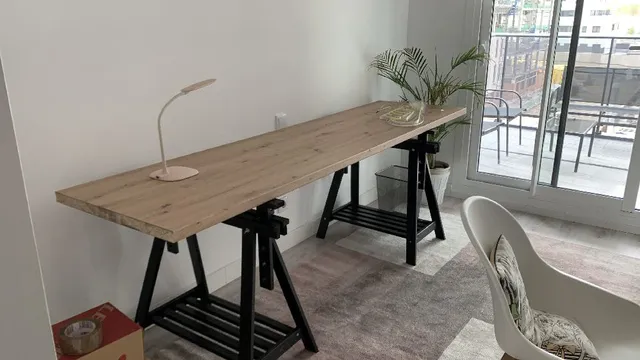 DIY: escritorio con tabla de madera a medida y caballetes