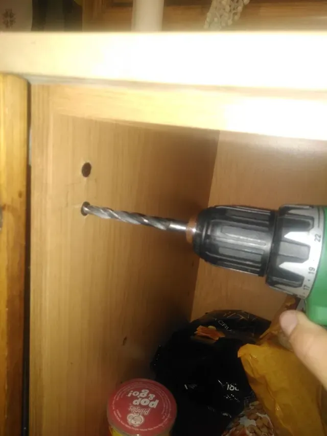 Cómo reparar la bisagra de un armario