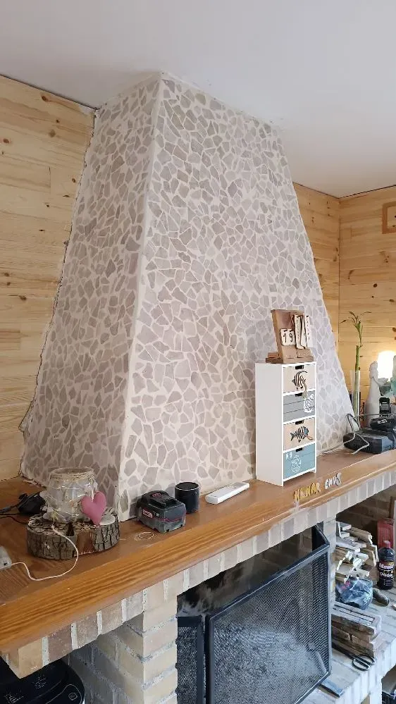 Decoración de una chimenea con placas de piedra y pintura