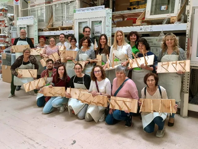 En Aldaia: De perchas a perchero en nuestro taller HACK
