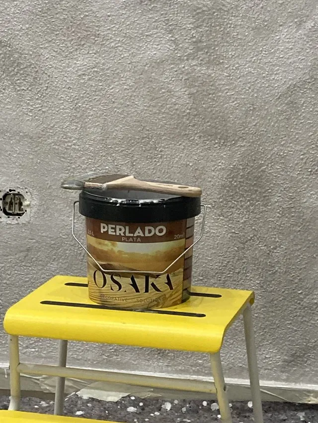 Cambio en la pared por un estilo perlado con la  pintura Osaka