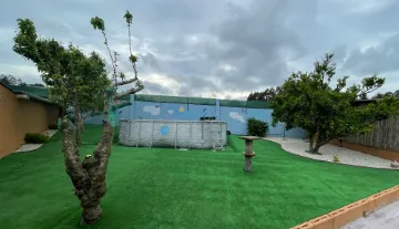 Instalación de césped artificial y piscina desmontable en jardín