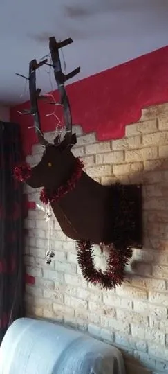 DIY: Reno navideño pared con cajas de cartón