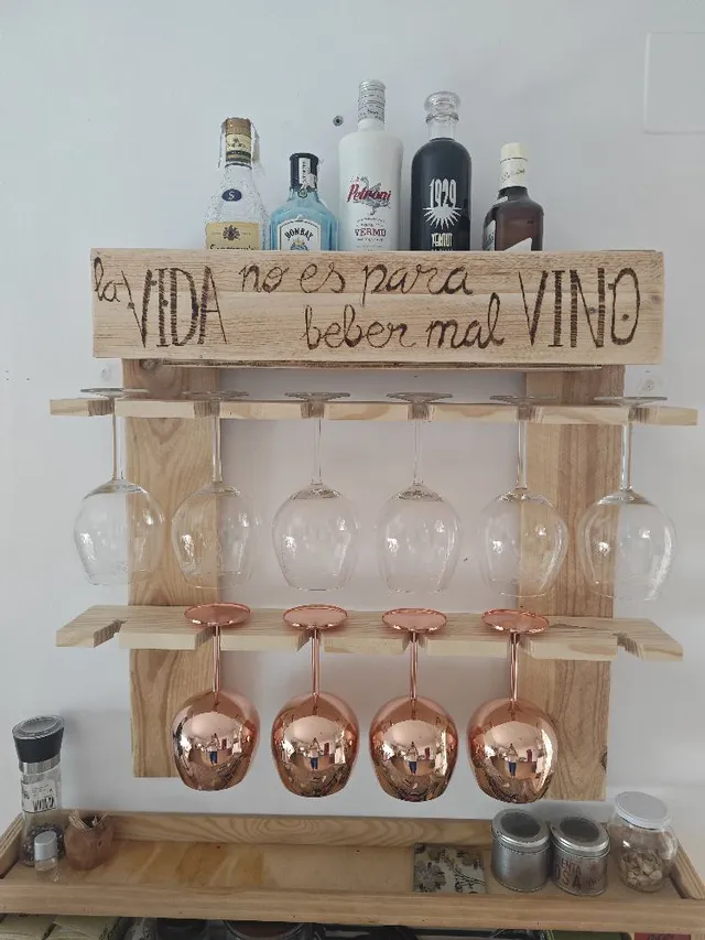 DIY de estante de pared para copas y botellas
