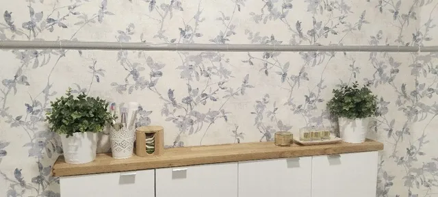 Instalación de papel vinílico en azulejos del baño