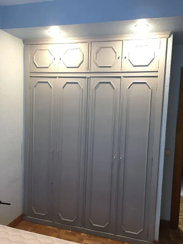 Reforma del armario de la habitación con pintura en tono gris