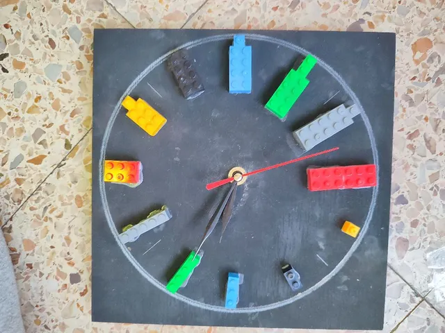 Reloj con piezas de lego y circuito eléctrico