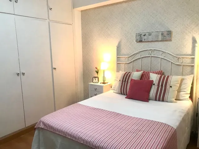 Dormitorio actualizado con pintura tiza y papel pintado