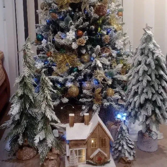 Decoración de árbol de navidad nevado