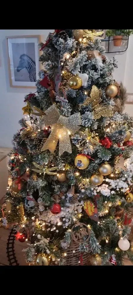 Decoración de árbol de navidad con toques dorados