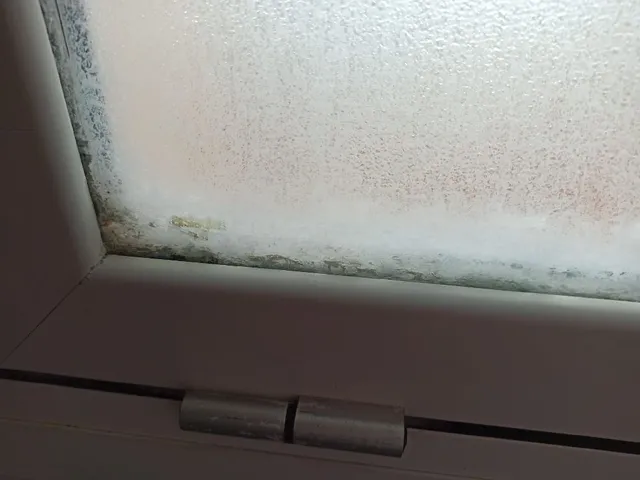 Como se puede desmontar esta ventana de baño? - 3