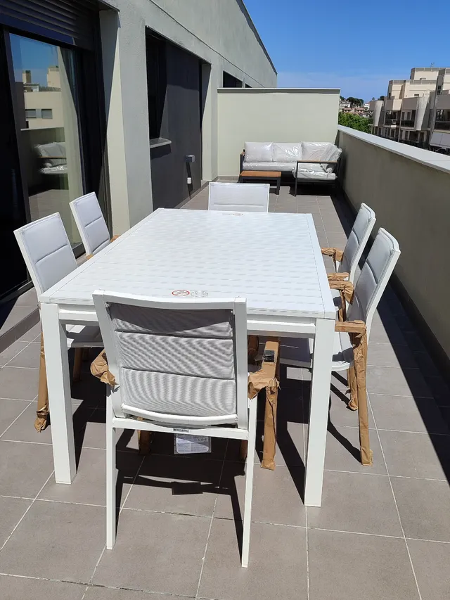 Terraza con pérgola bioclimática, chill-out y mini huerto.