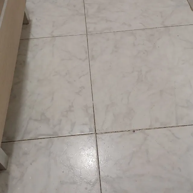 Lamas adhesivas PVC suelo baño ¿Se echa imprimante y luego sellador o no es necesario?