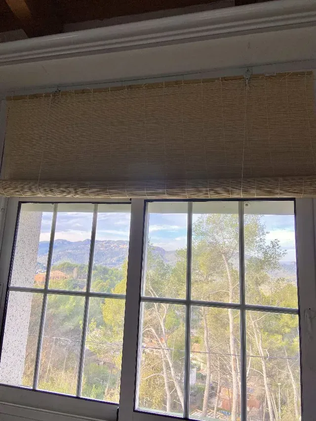 Aislar ventanas con estor de bambú