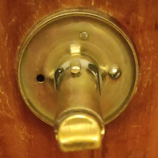 ¿cómo saco el tornillo de cabeza plana de la derecha del pomo de la puerta para poder cambiar el pestillo?