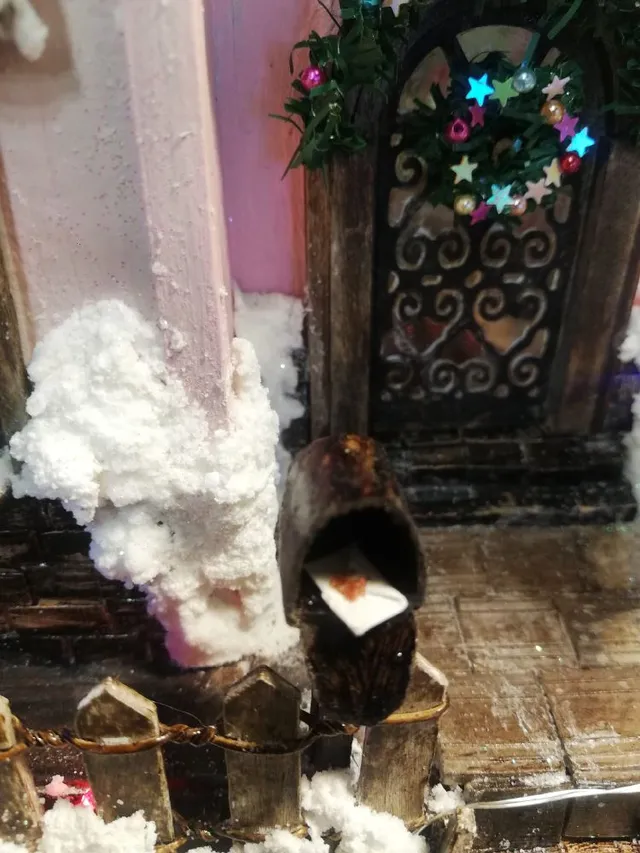 Casita navideña nevada de cartón y madera - 4