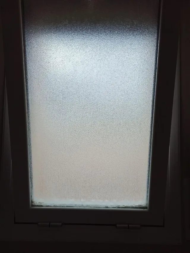 Como se puede desmontar esta ventana de baño?
