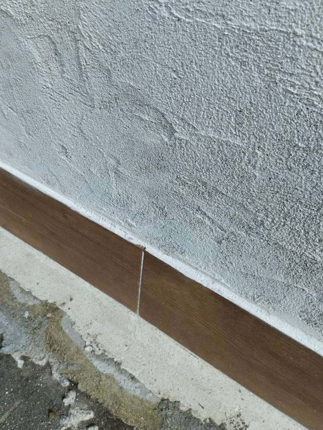 Instalación de cerámica con efecto madera en la pared