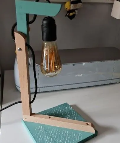Una lámpara muy original con listones de madera