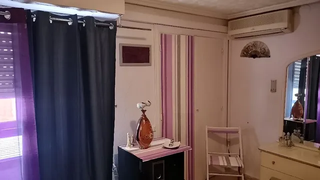 Reforma del dormitorio principal con pintura y papel pintado