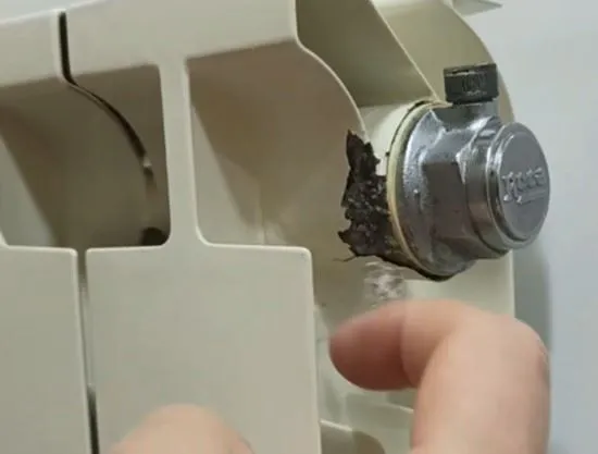 Cómo reparar un radiador de calefacción con pintura descascarillada