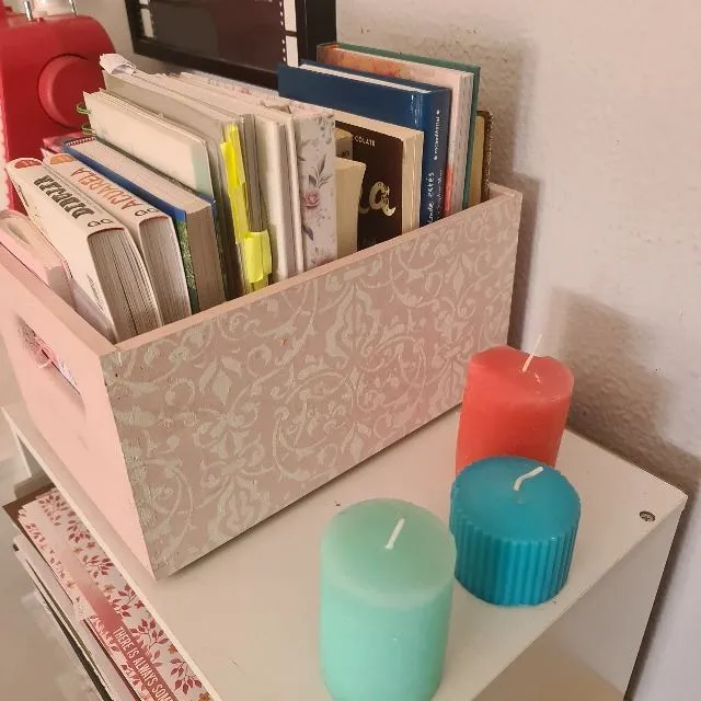 Cómo decorar una caja de madera para tener tus libros en orden