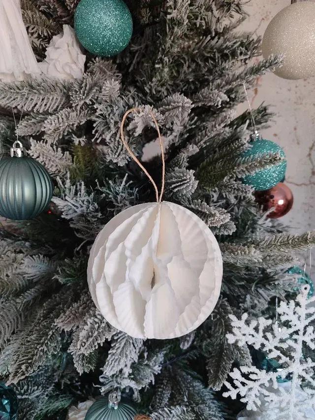 DIY: Bola navideña con papel para madalenas y cuerda