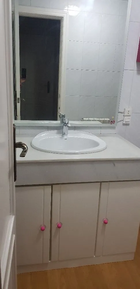 Reforma baño con tonos blanco y fucsia