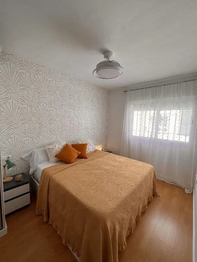 Reforma del dormitorio en colores mostaza