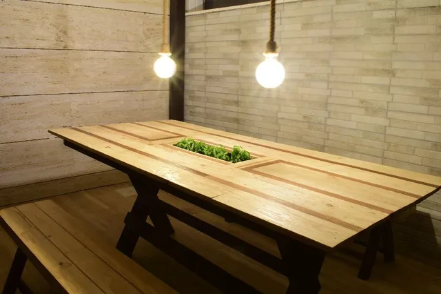 Mesa de comedor para jardín con un centro de mesa repelente a las moscas