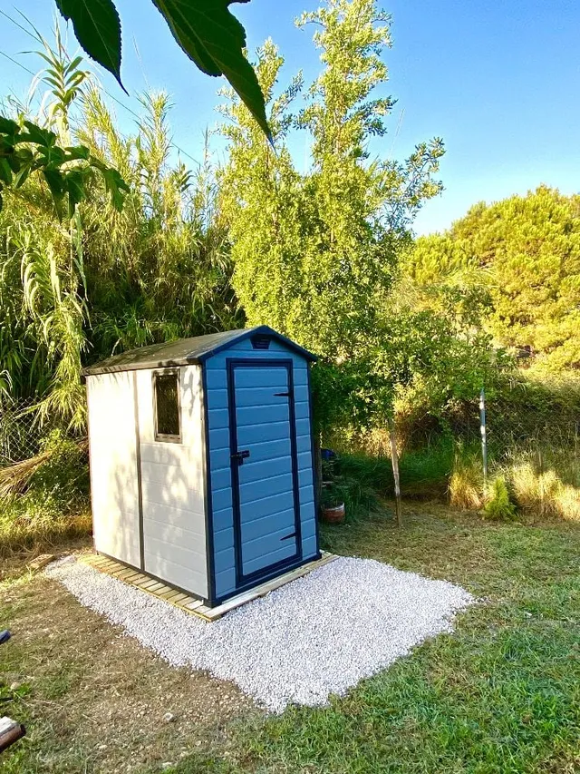 Instalación de una caseta para montar un baño en el jardín
