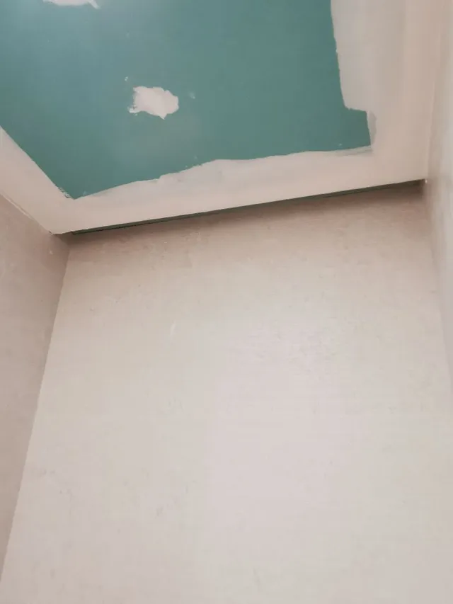 Conseguir una iluminación práctica e indirecta en el baño en un techo de placa de yeso