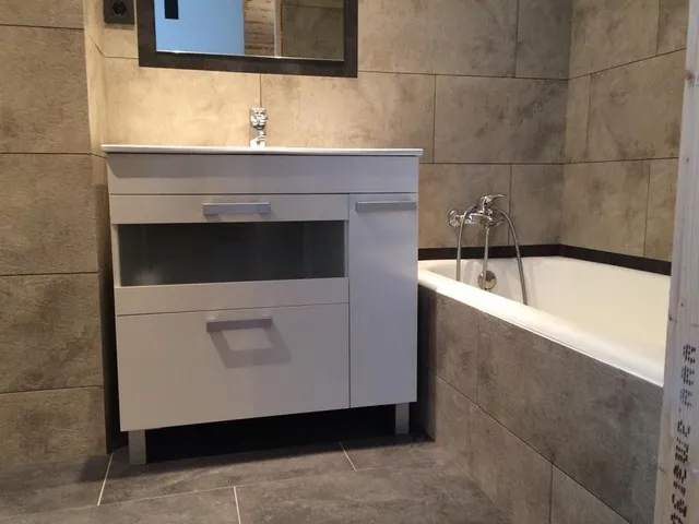 Reforma de baño sin obras con vinilo para paredes