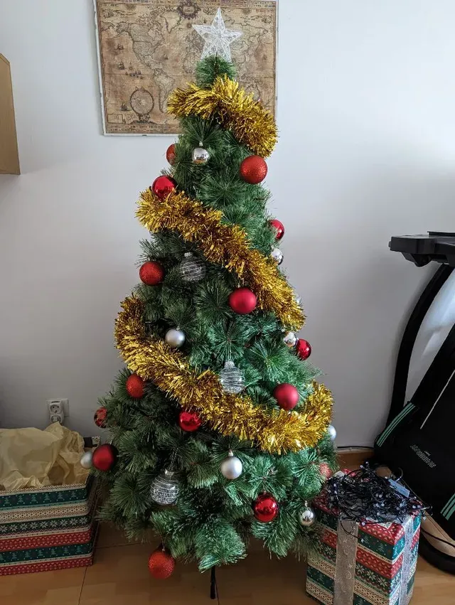 Decoración de árbol navideño con bolas de colores y cinta dorada