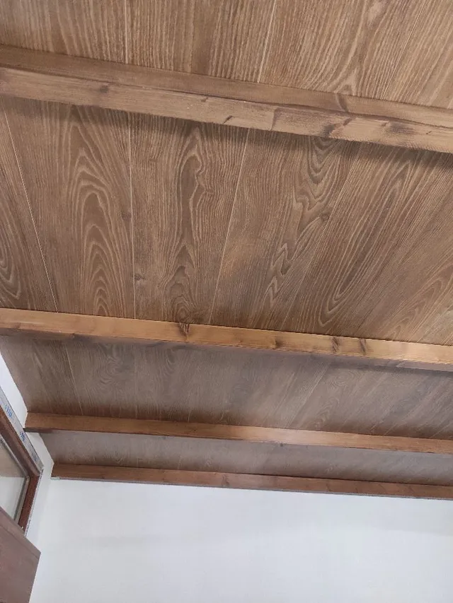 Instalación de suelo laminado en techos