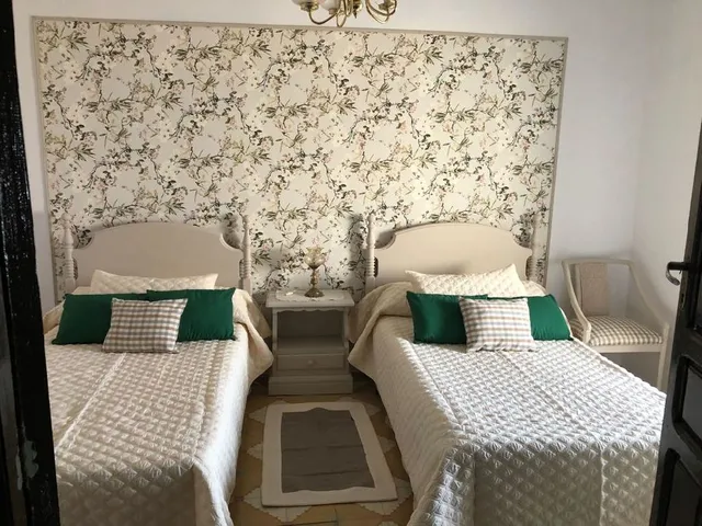 Reforma de dormitorio de una segunda residencia con pintura y papel pintado